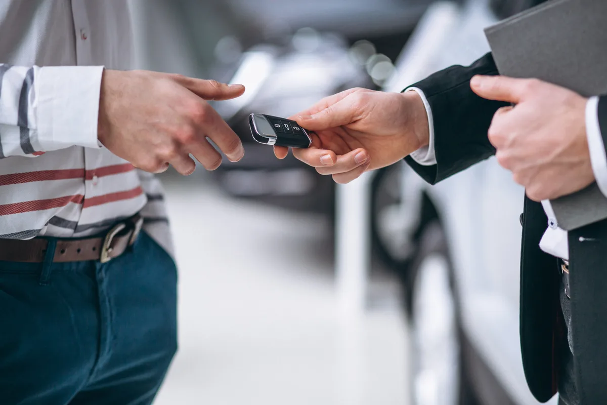 Entrega de las llaves de un coche de una mano a otra